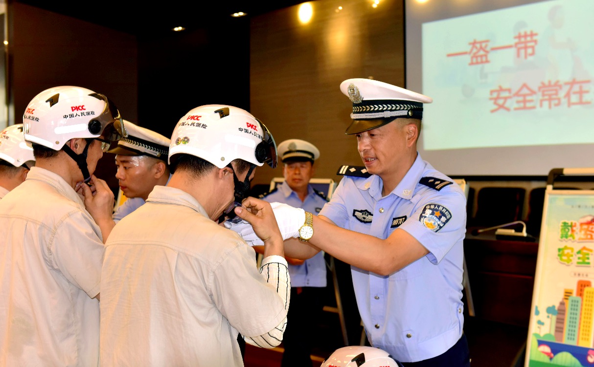 公司联合启东市公安局南阳交警中队 开展“一盔一带 安全常在”交通安全教育活动